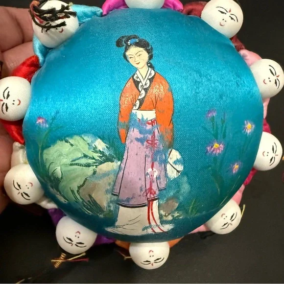 Vintage Handpainted Chinese Silk Round Pincushion Surrounded with 10 Cute Dolls - Picture 4 of 10